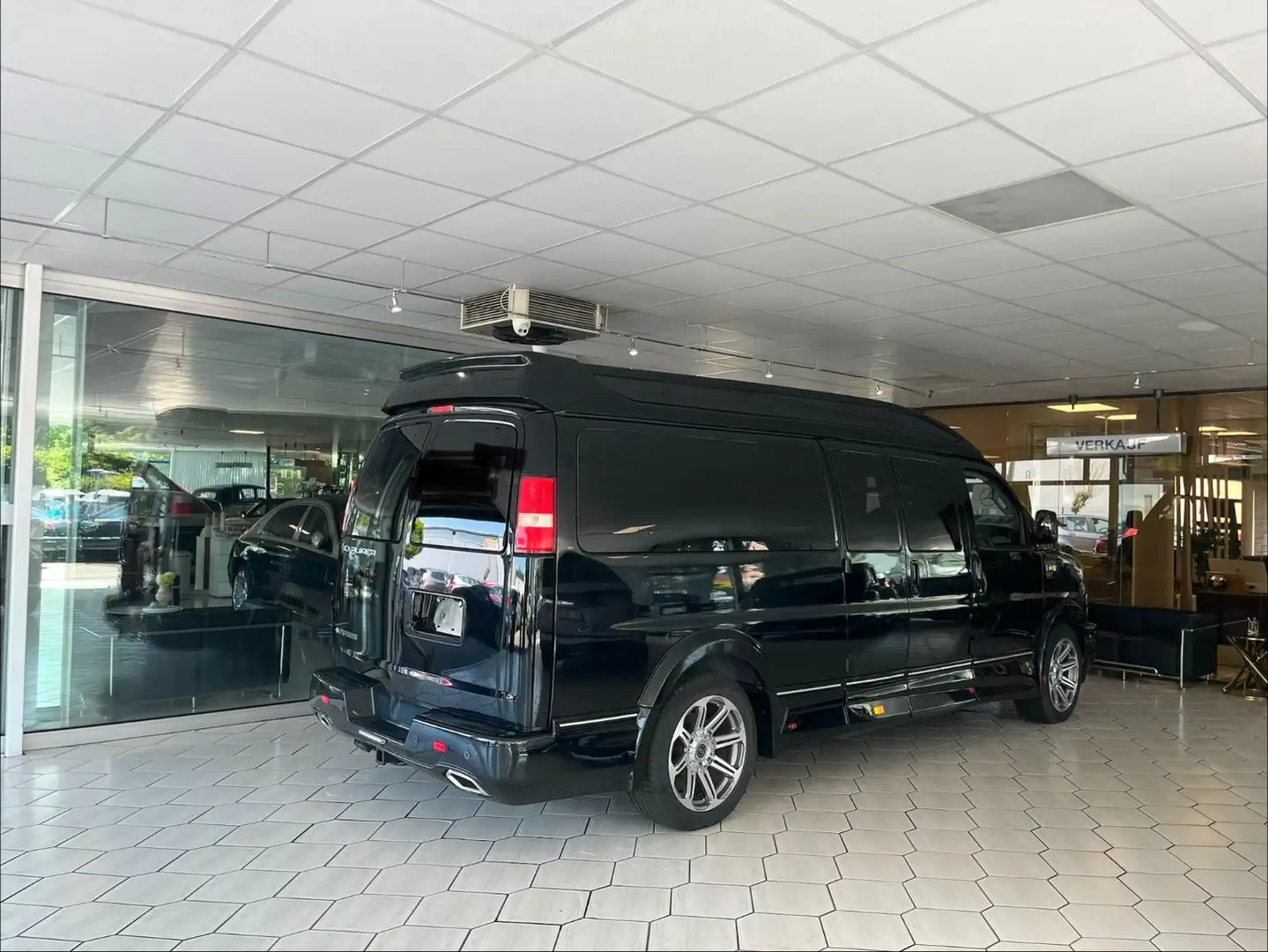 GMC Savana 2500- 6,0 V8 Explorer Limited-9 Sitzer Schwarz - 1
