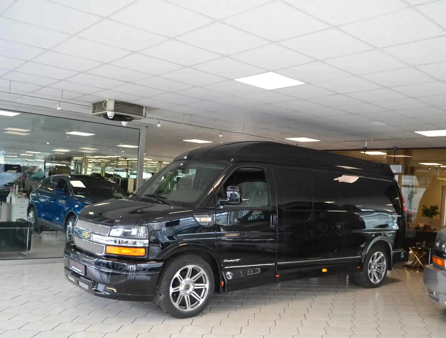 GMC Savana 2500- 6,0 V8 Explorer Limited-9 Sitzer Schwarz - 2