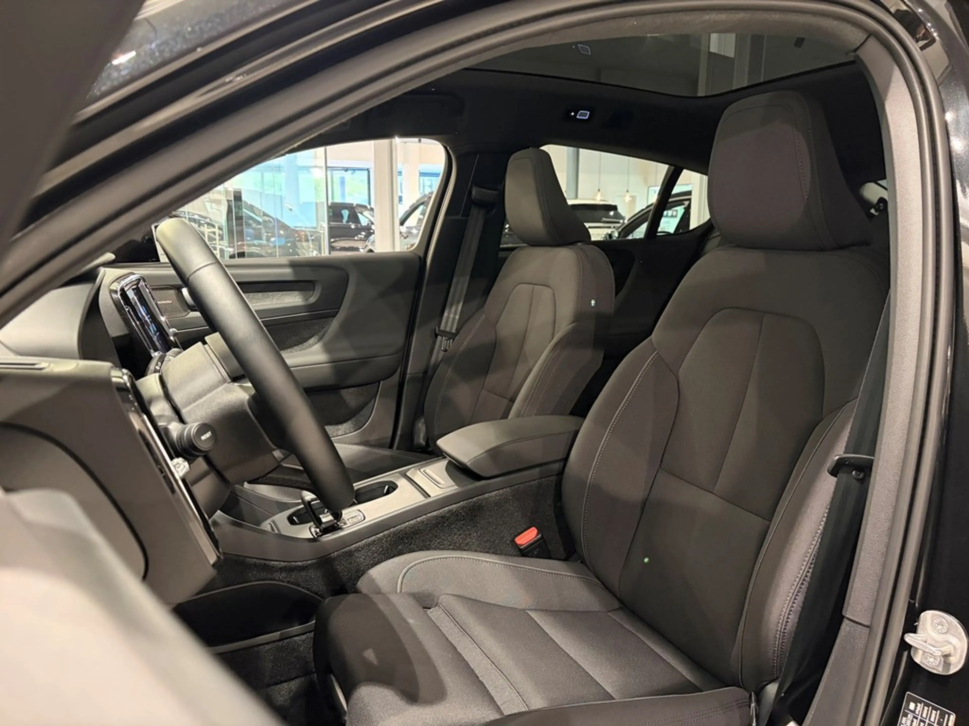 Volvo EC40 Recharge Black Edition Extended Range + ELECTR TRE — photo 5