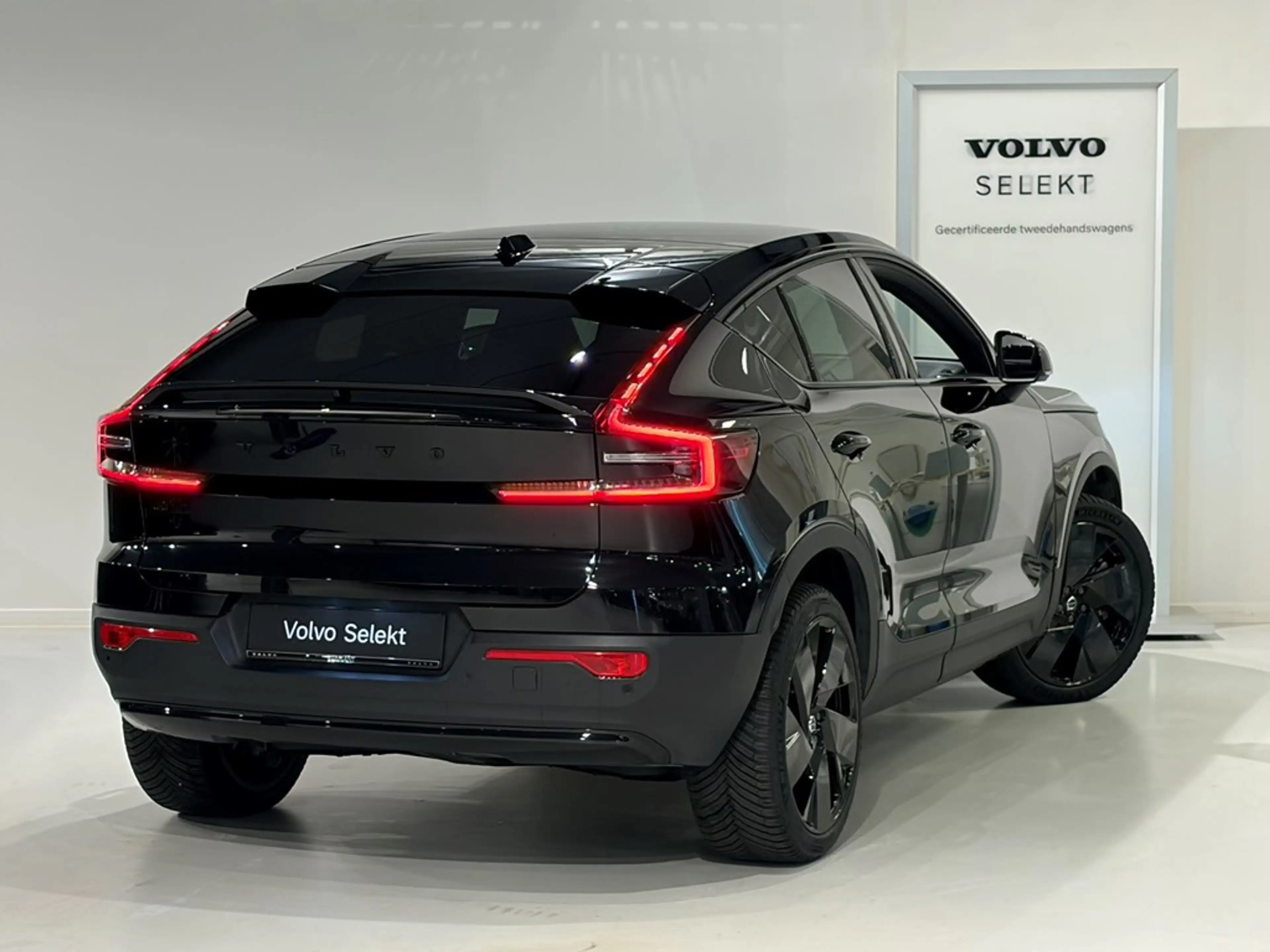 Volvo EC40 Recharge Black Edition Extended Range + ELECTR TRE — photo 2