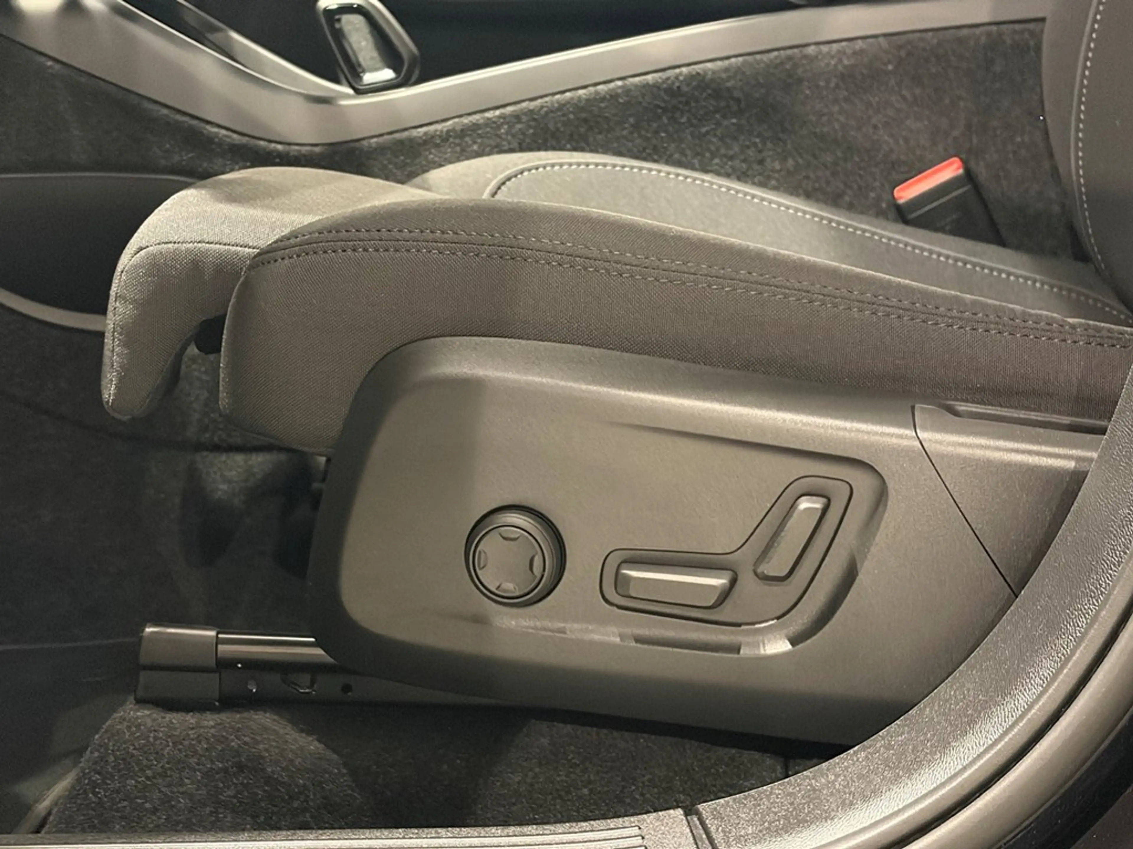 Volvo EC40 Recharge Black Edition Extended Range + ELECTR TRE — photo 6