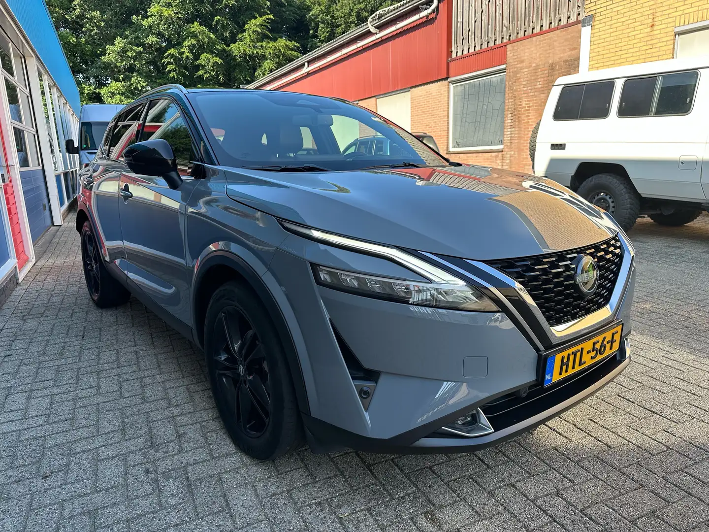 Nissan Qashqai 1.3 MHEV X Tekna Grijs - 2