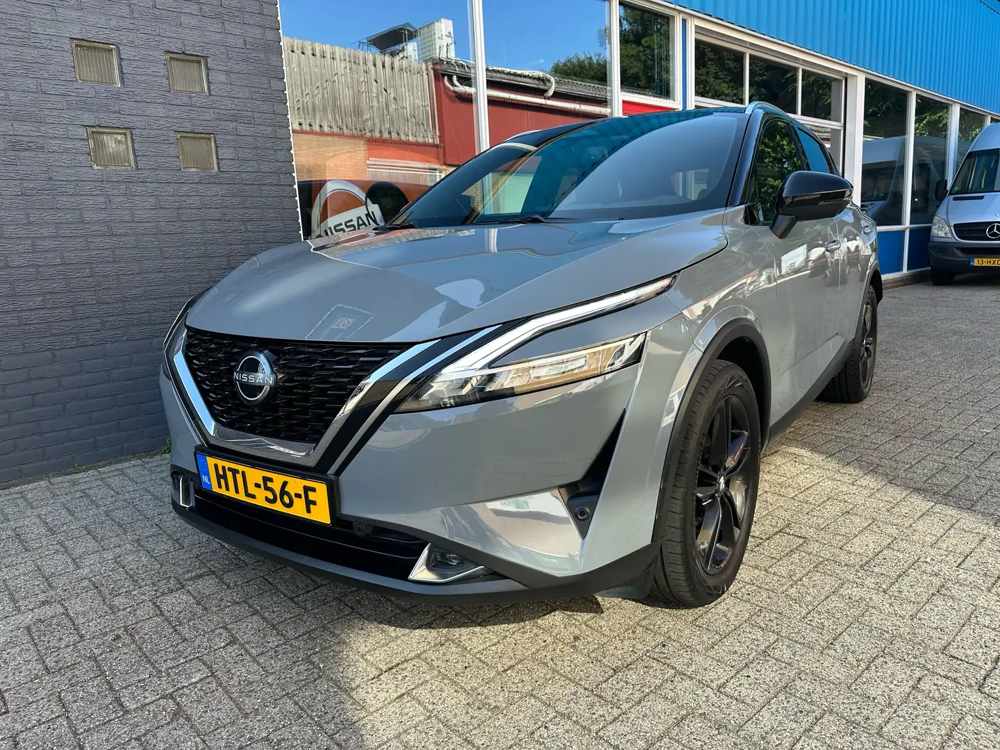 Nissan Qashqai 1.3 MHEV X Tekna Grijs - 1