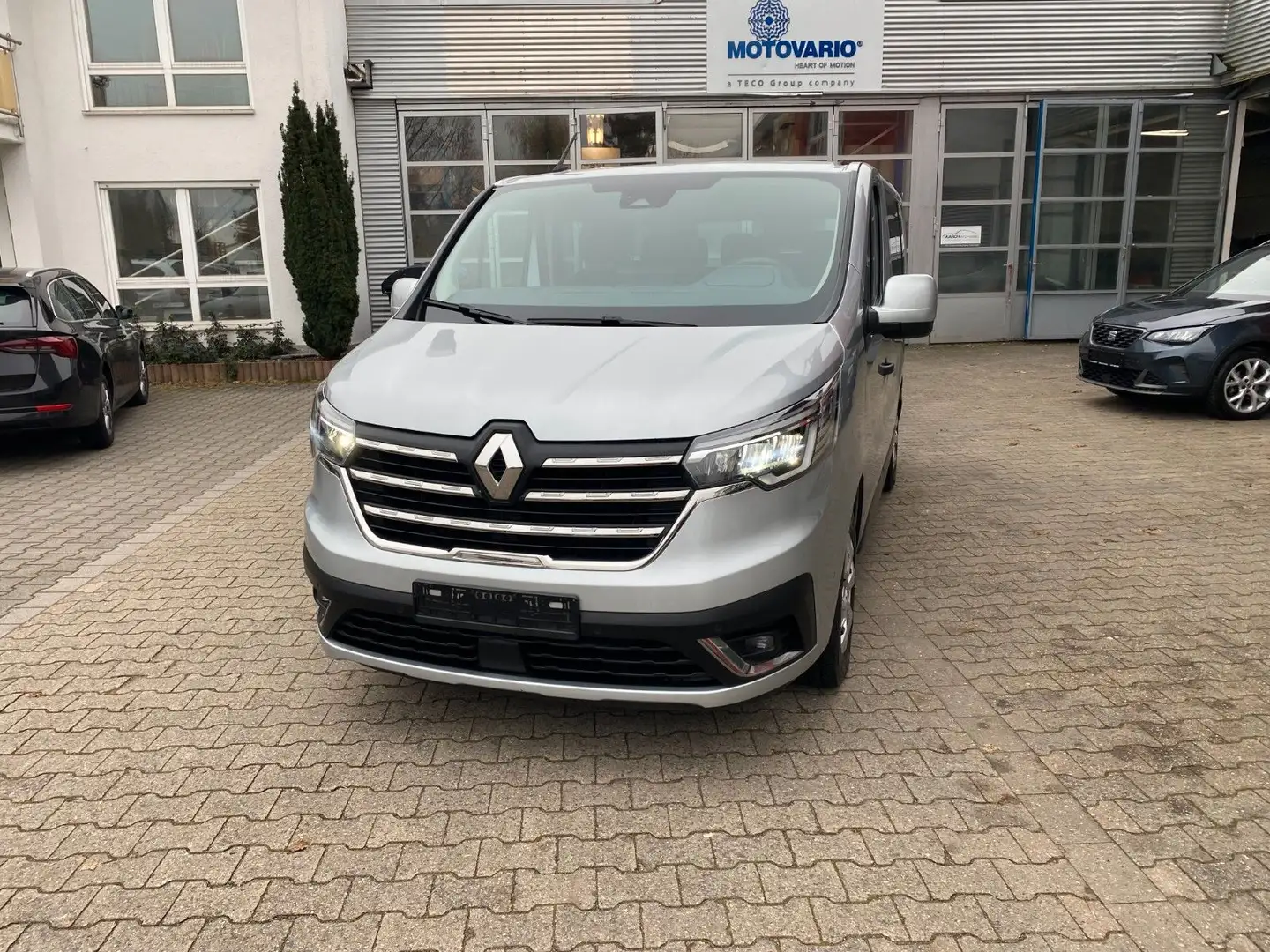 Renault Trafic Combi L1H1 3,0t  Life  9Sitzer LED Plateado - 1