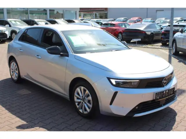 Opel Astra view 3