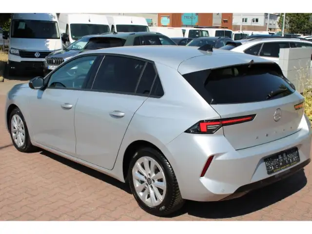 Opel Astra view 6