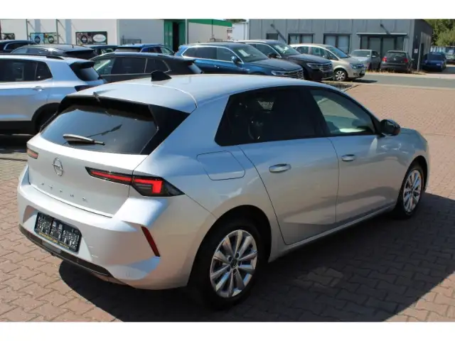 Opel Astra view 4