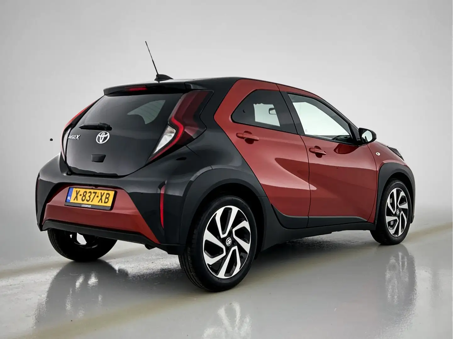 Toyota Aygo X 1.0 VVT-i S-CVT Pulse | 17 inch velgen | Apple Car Rood - 2