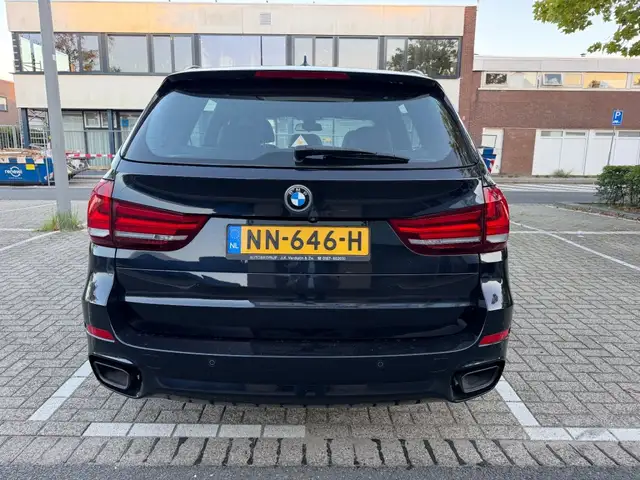 BMW X5 M view 7