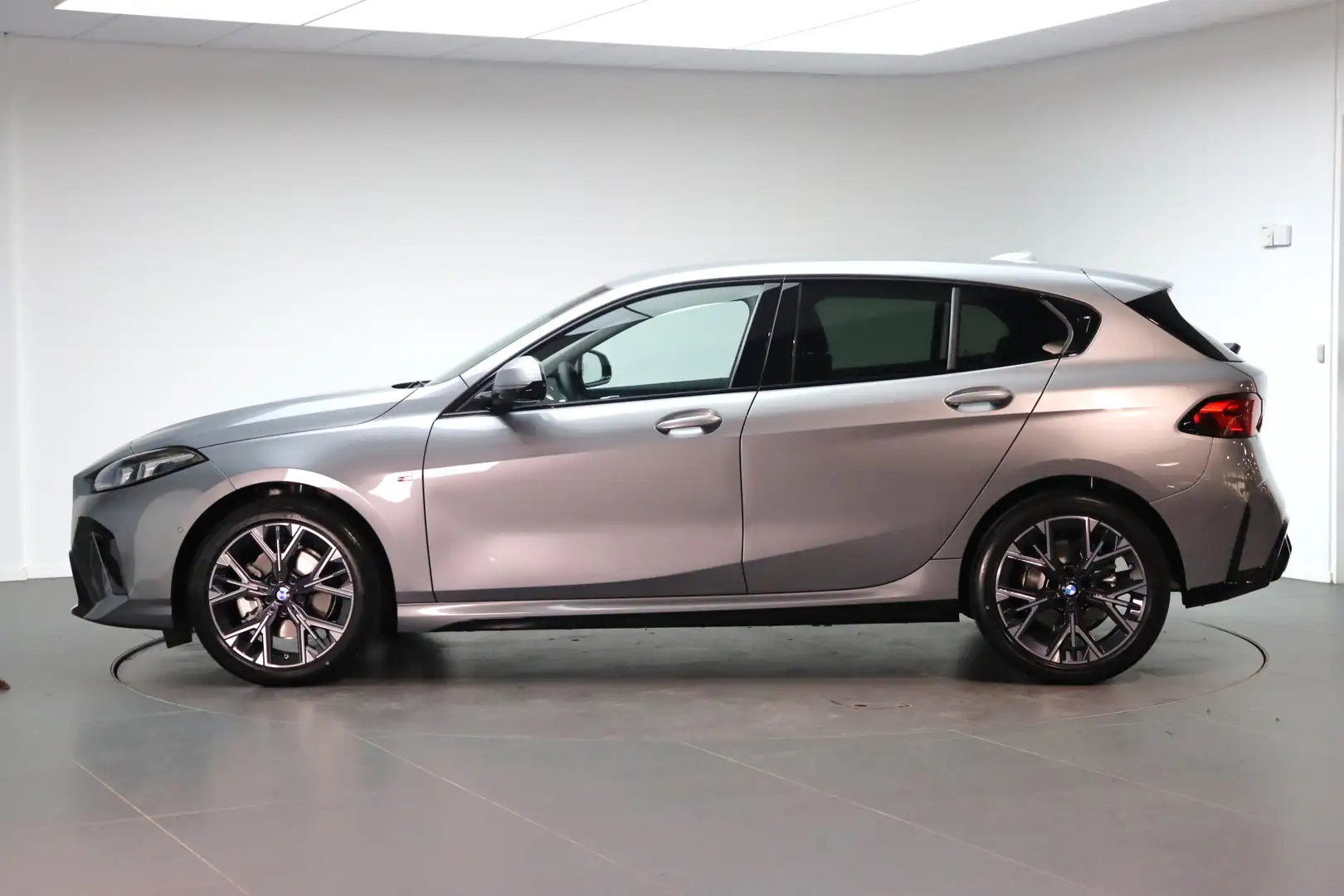 BMW 120 1 Serie M Sport Automaat / Adaptieve LED / Comfort Grijs - 2