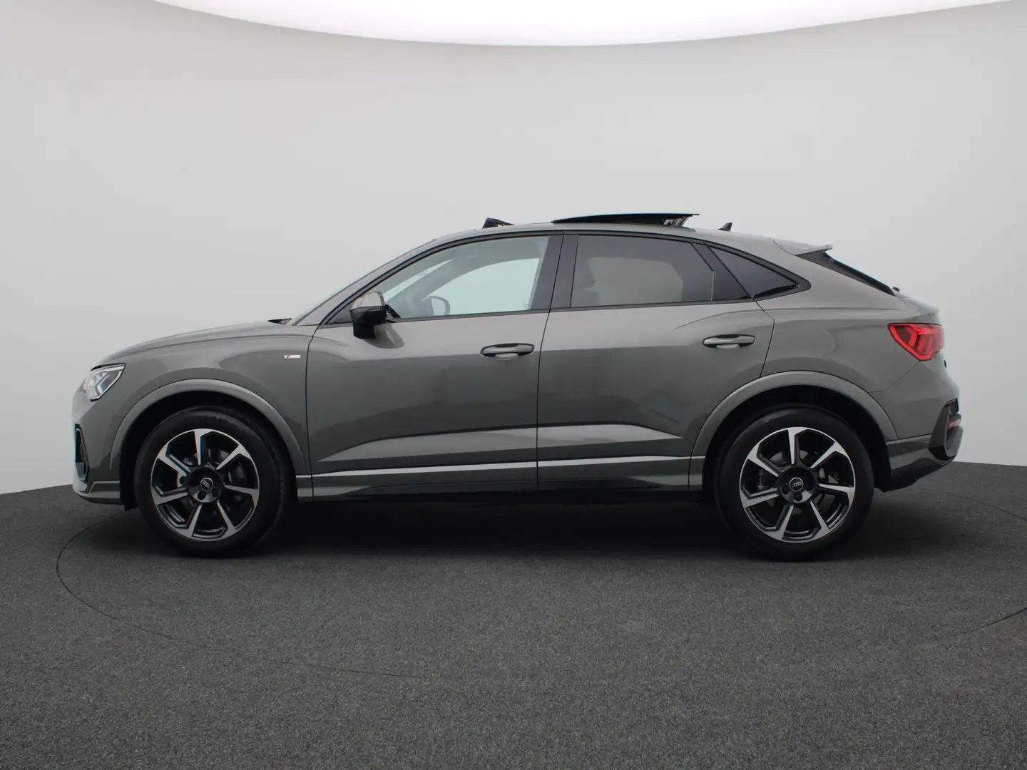 Audi Q3 Sportback 35 TFSI S Edition Competition 150PK DSG Grijs - 2
