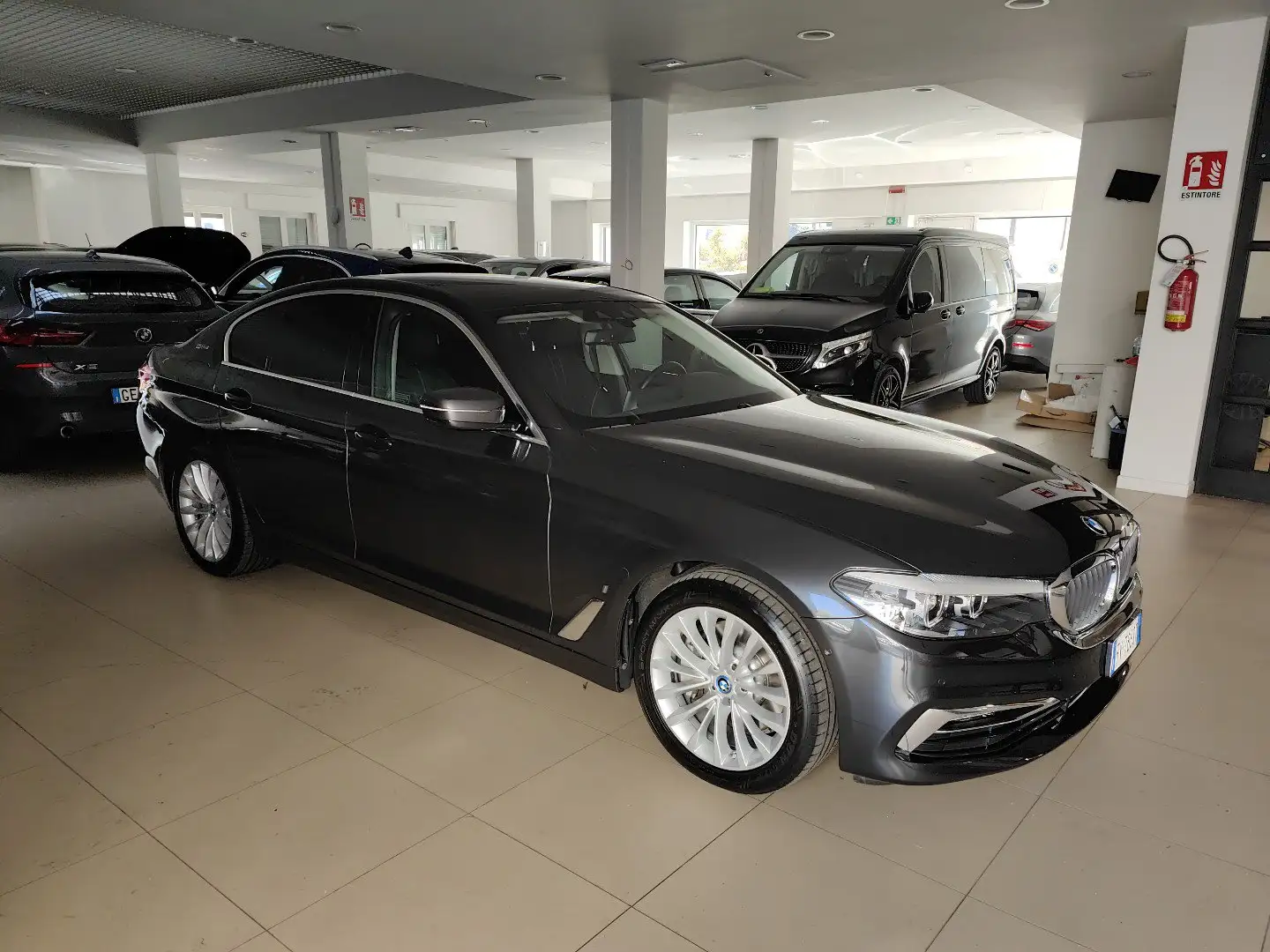 BMW 530 e Luxury PHEV Auto Navi Pelle FariLED Cerchi 18 Grau - 2