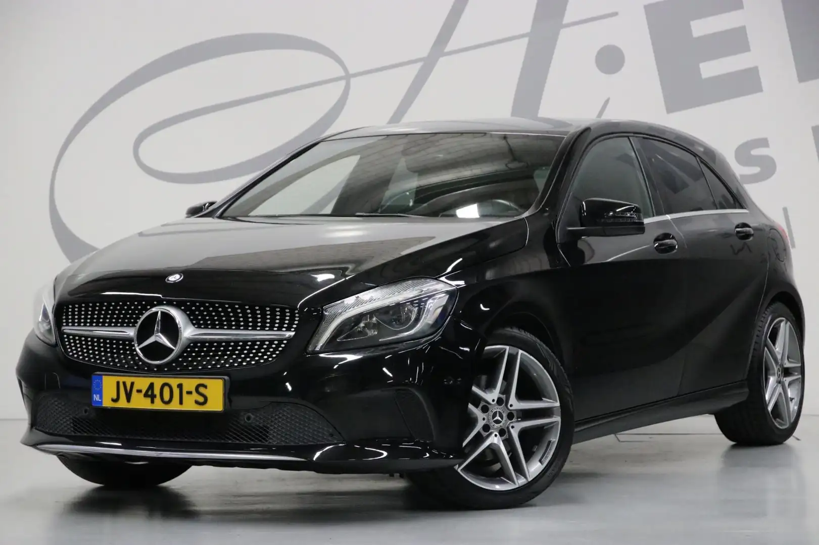 Mercedes-Benz A 180 Ambition/Stoelverwarming/Led Zwart - 1