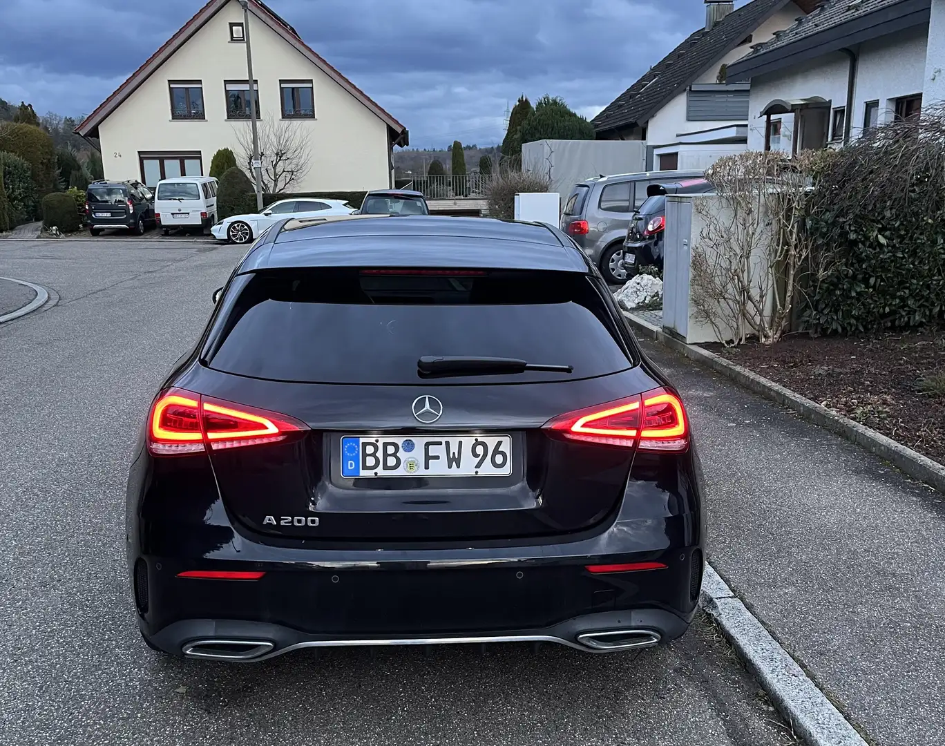 Mercedes-Benz A 200 A 200 7G-DCT AMG Line Schwarz - 2