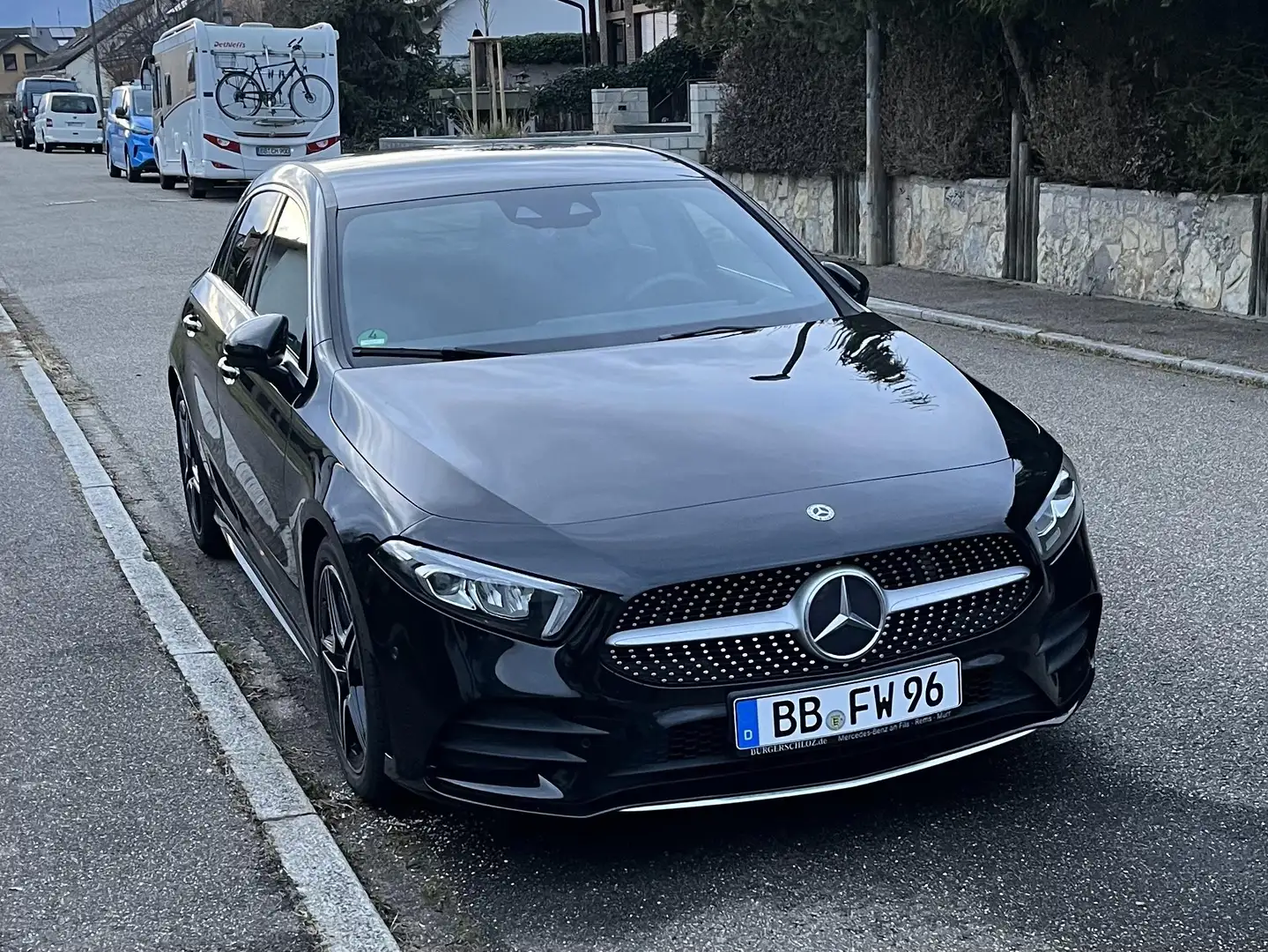 Mercedes-Benz A 200 A 200 7G-DCT AMG Line Schwarz - 1