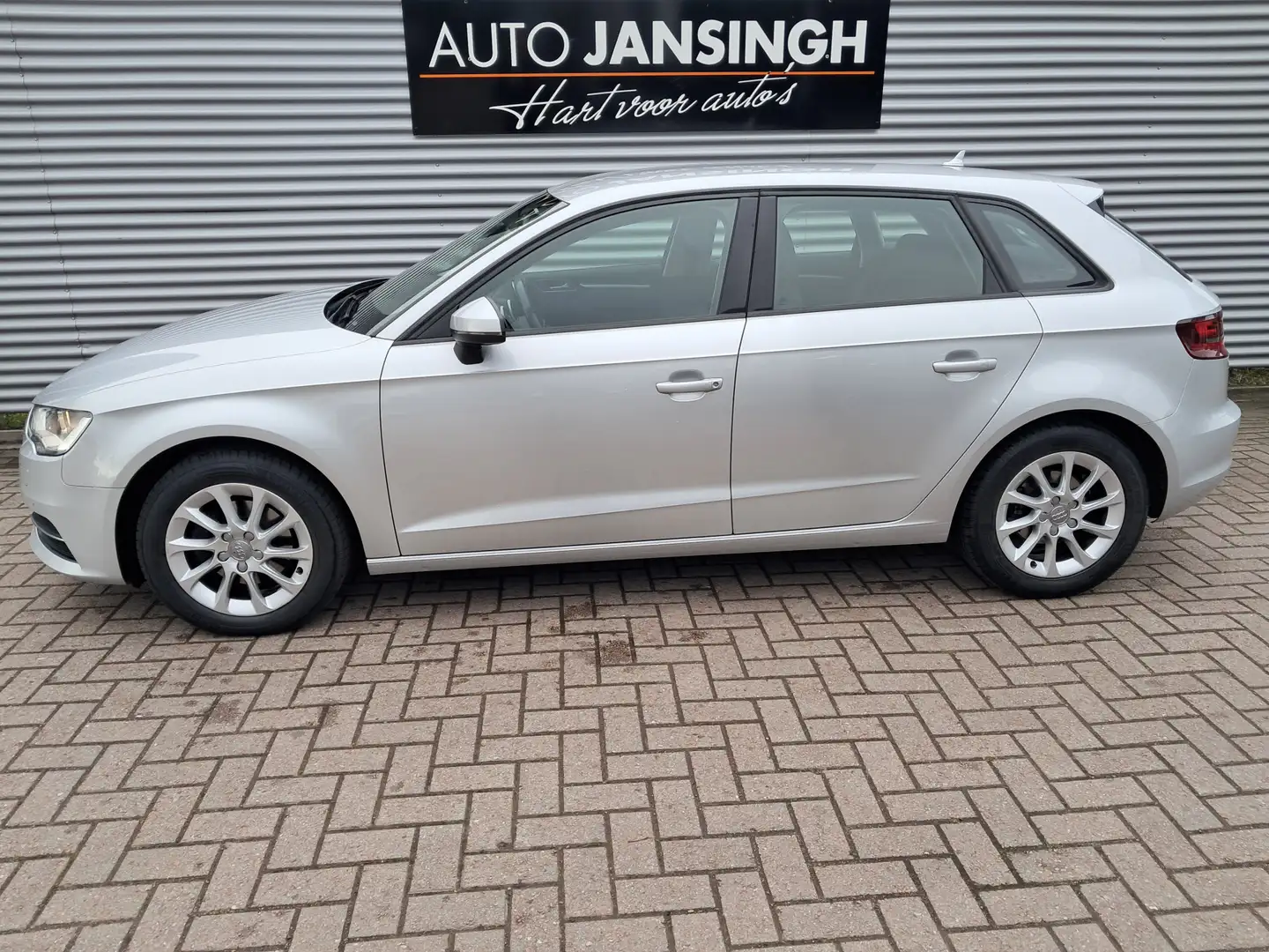 Audi A3 Sportback 1.4 TFSI CoD Ambition Pro Line Automaat Grijs - 2