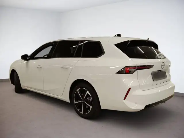 Opel Astra view 3