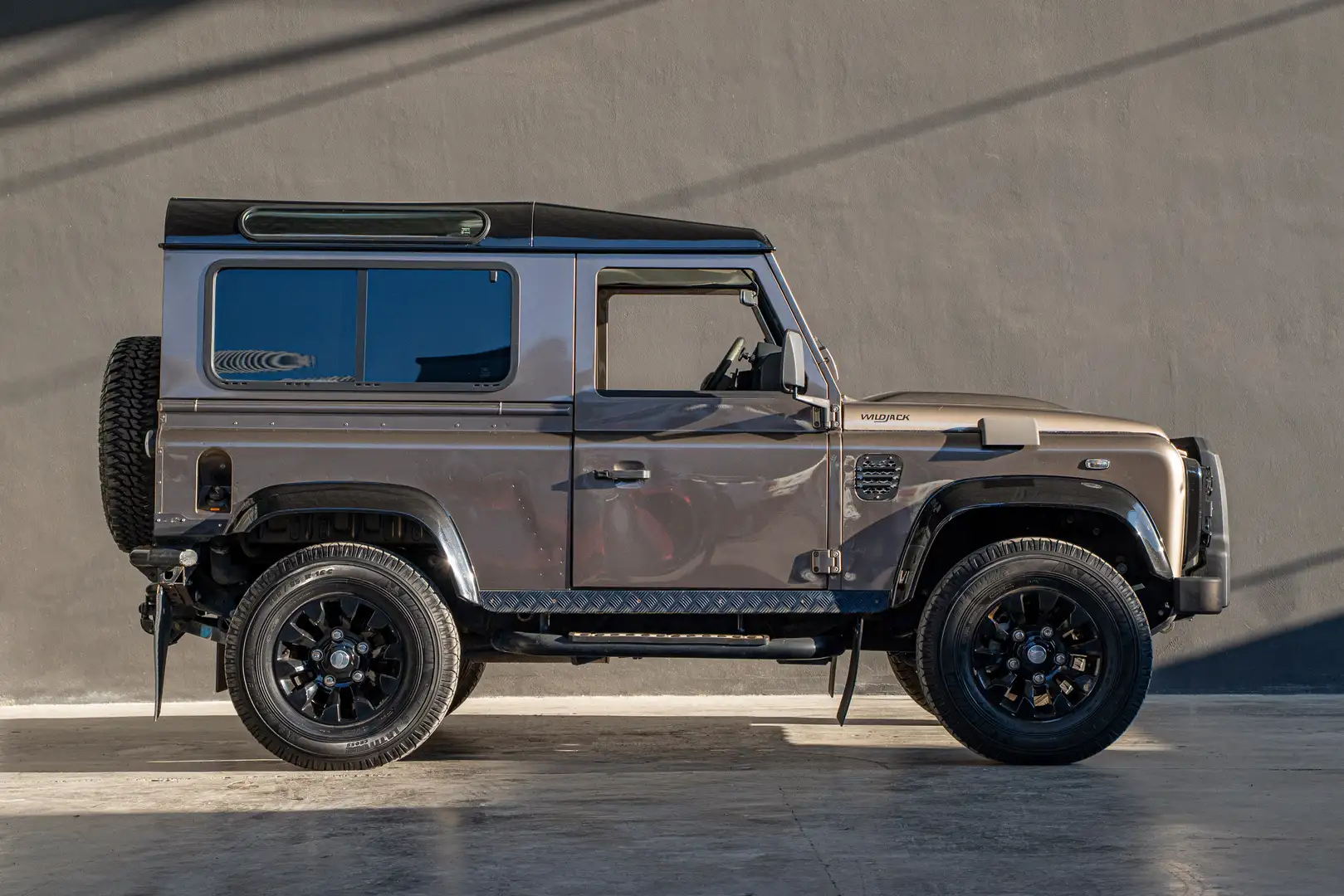 Land Rover Defender 90 - TD4- Limited Edition Bronze - 2