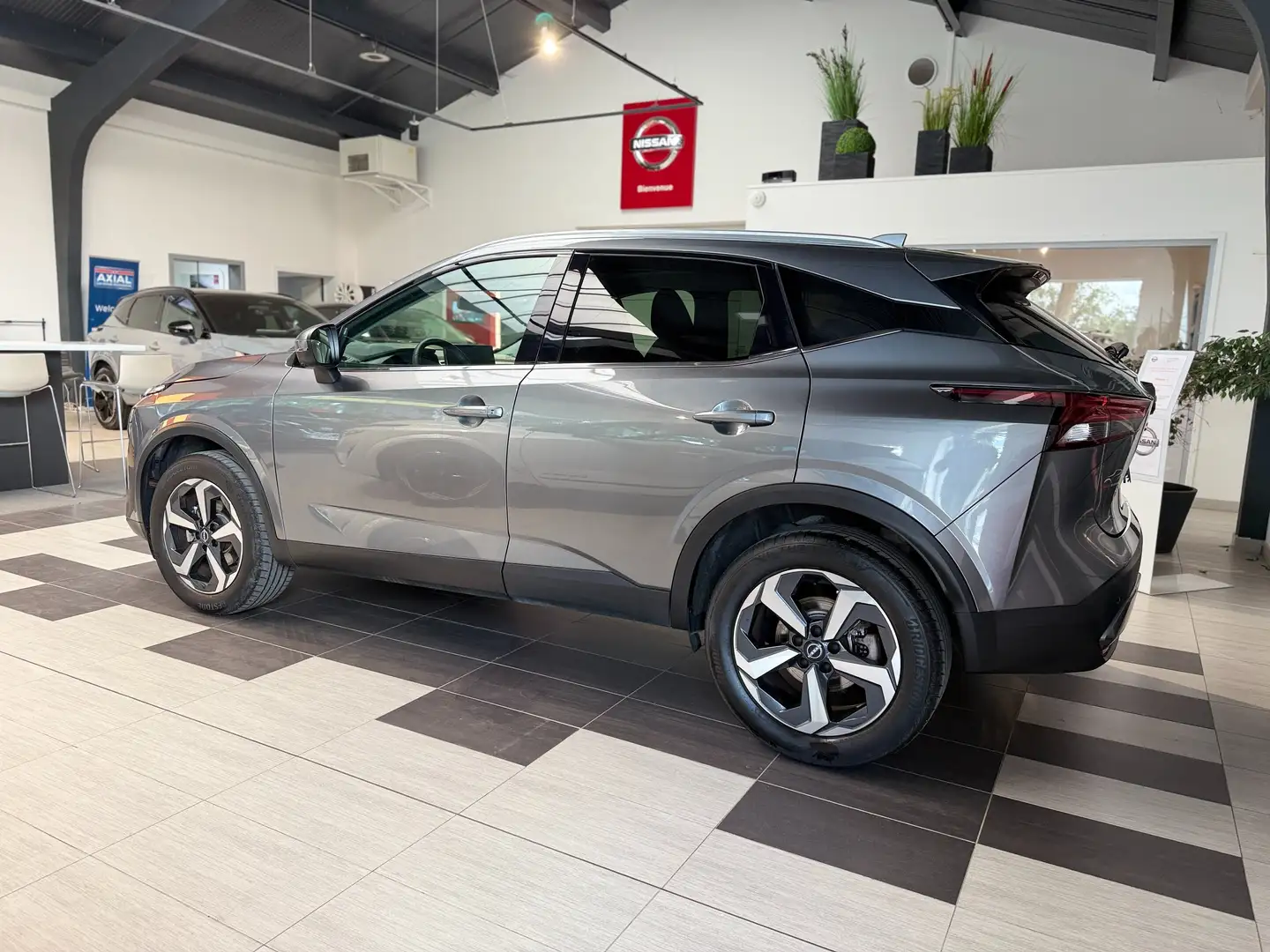 Nissan Qashqai Qashqai 1.3 DIG-T MHEV N-Connecta Grijs - 2
