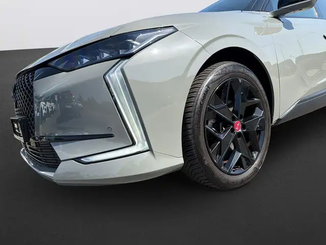 DS Automobiles DS 4 view 11