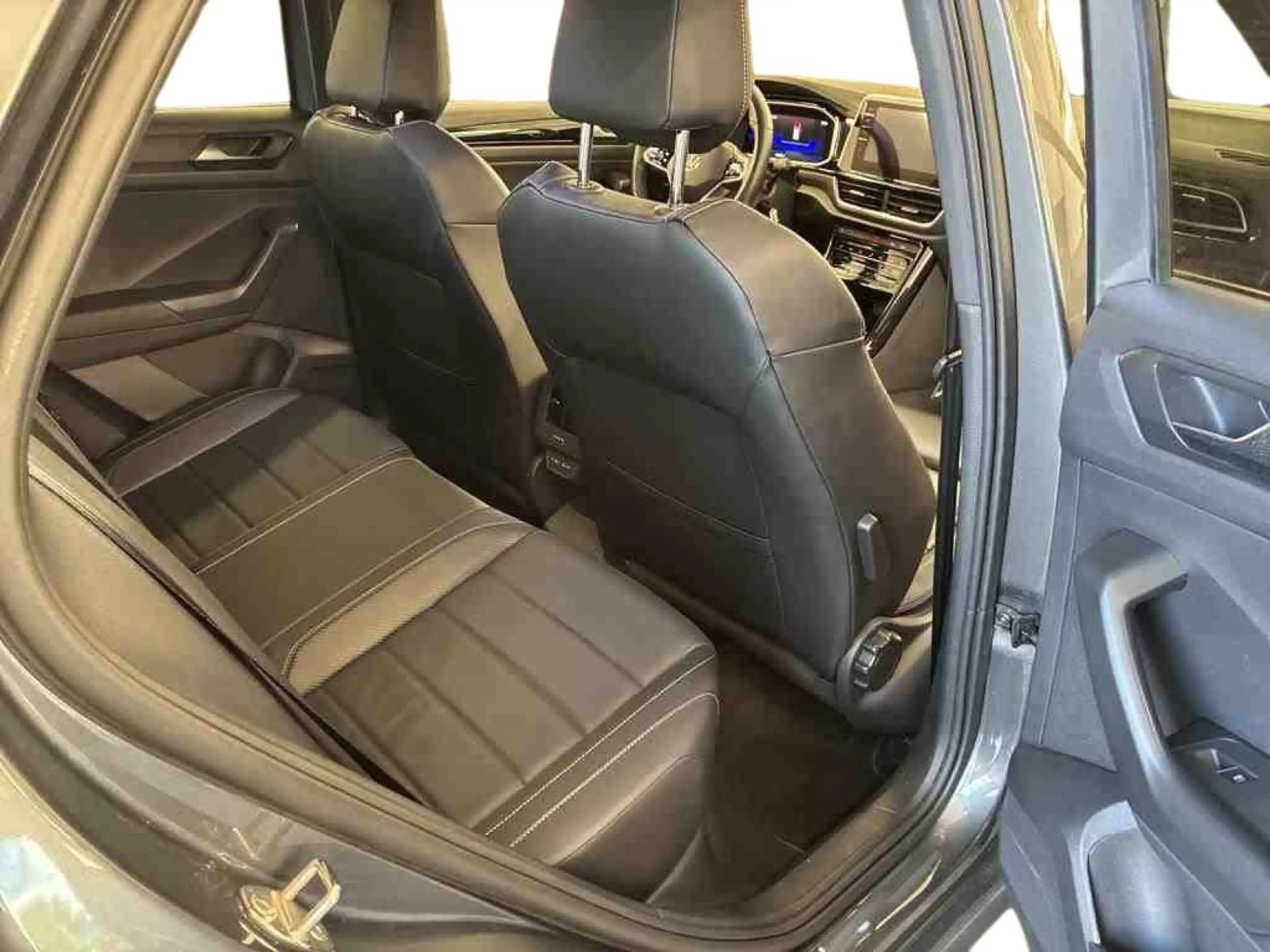 Volkswagen T-Roc 1.5TSI DSG R-Line AHK Leder Matrix Nav Cam — photo 6
