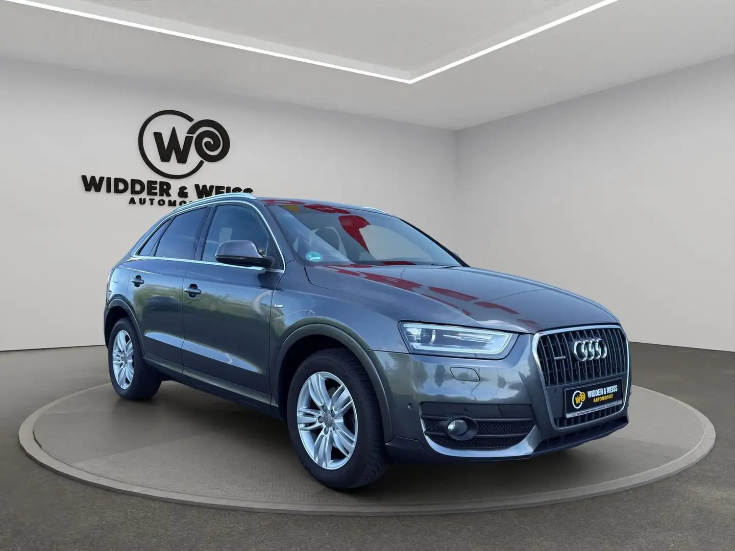 Audi Q3 2.0 TDI S-Line Sport Plus AUTOMATIK/PANO/BOSE/AHK Сірий - 2
