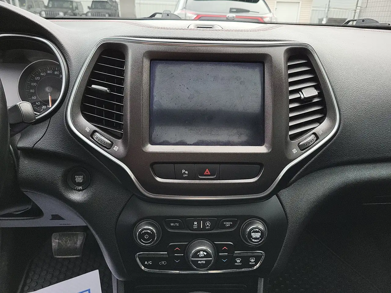 Jeep Cherokee снимка Jeep Cherokee