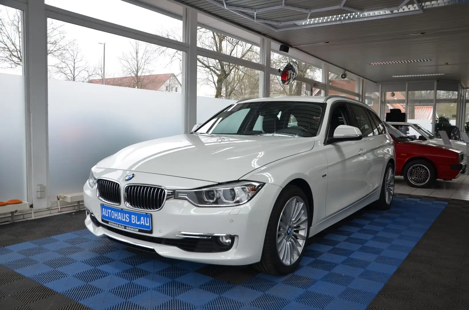 BMW 320 i Touring Luxury Line *AUTOMATIK*LEDER*AHK* Weiß - 1