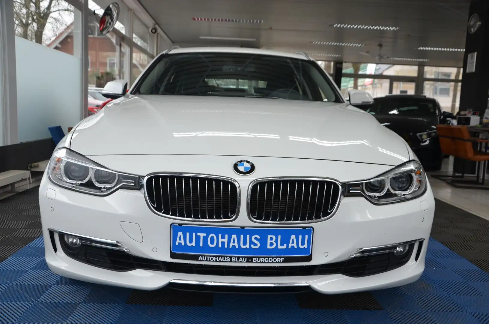 BMW 320 i Touring Luxury Line *AUTOMATIK*LEDER*AHK* Weiß - 2