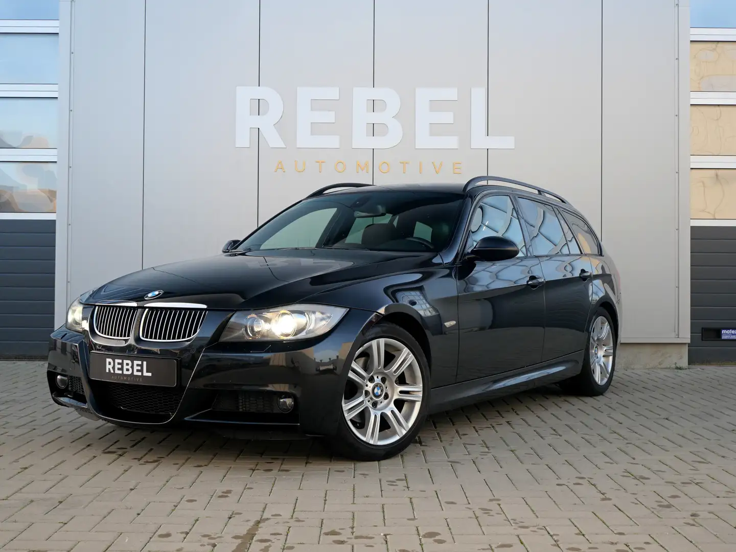 BMW 320 320i M-Sport Zwart - 1