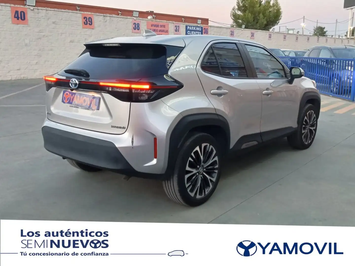 Toyota Yaris Cross 120H Style Plus Gris - 2