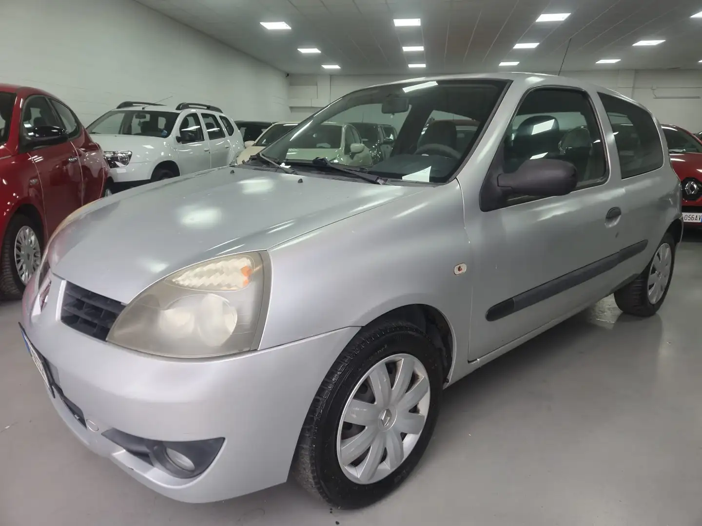 Renault Clio Clio II 2004 3p 1.2 Confort Authentique Silber - 1