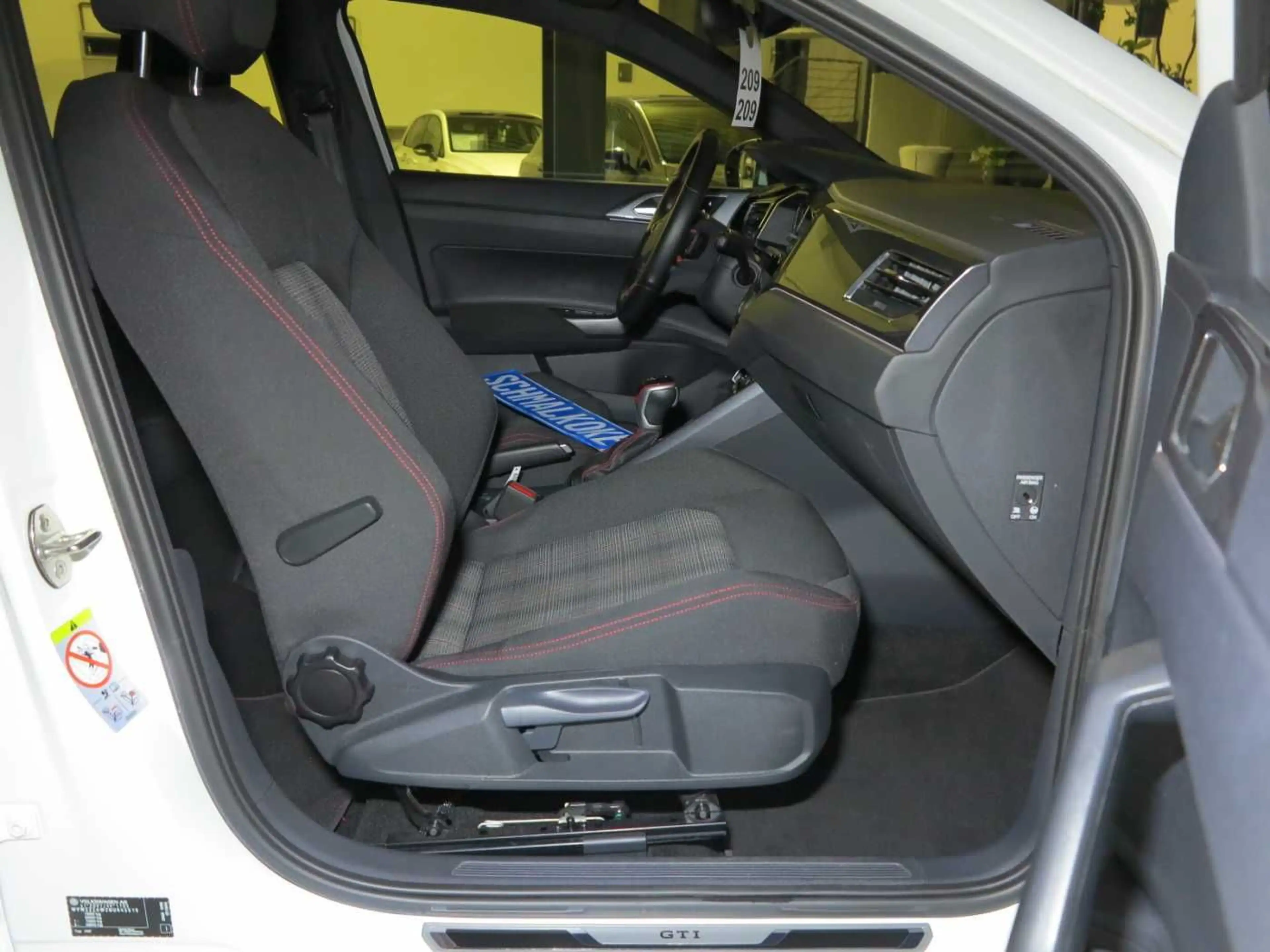 Volkswagen Polo GTI 2.0 TSI 2.0 DSG7 LM17 DAB RKamera — photo 11