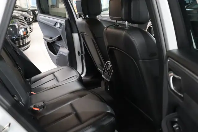 Porsche Macan view 23