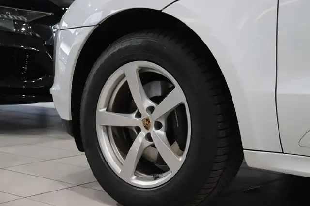 Porsche Macan view 4