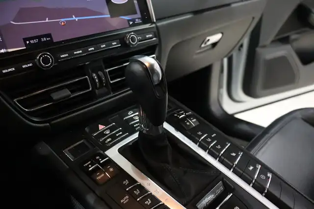 Porsche Macan view 12