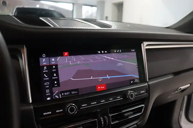 Porsche Macan view 11
