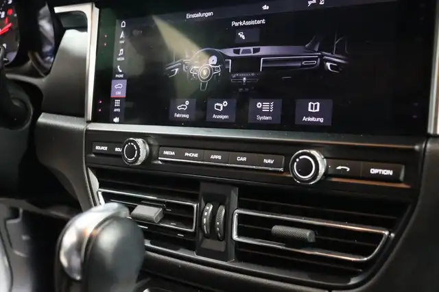 Porsche Macan view 19
