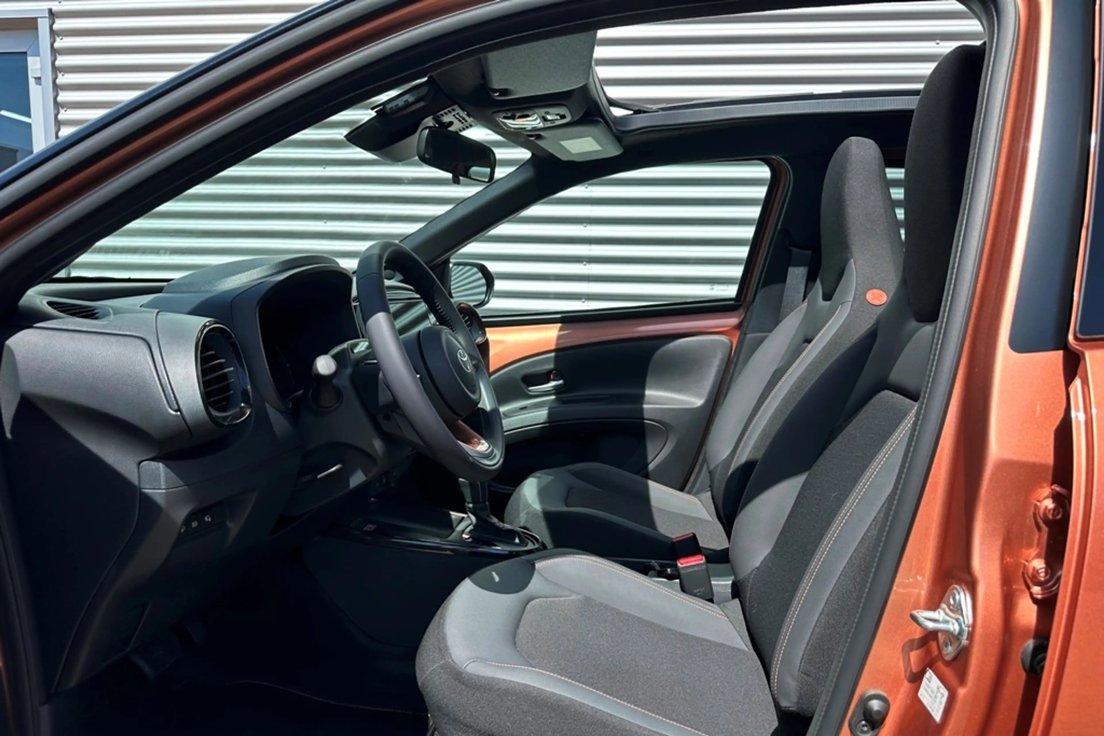Toyota Aygo X Hybrid 115 Lounge Vouwdak / JBL / Bi-Tone — photo 5