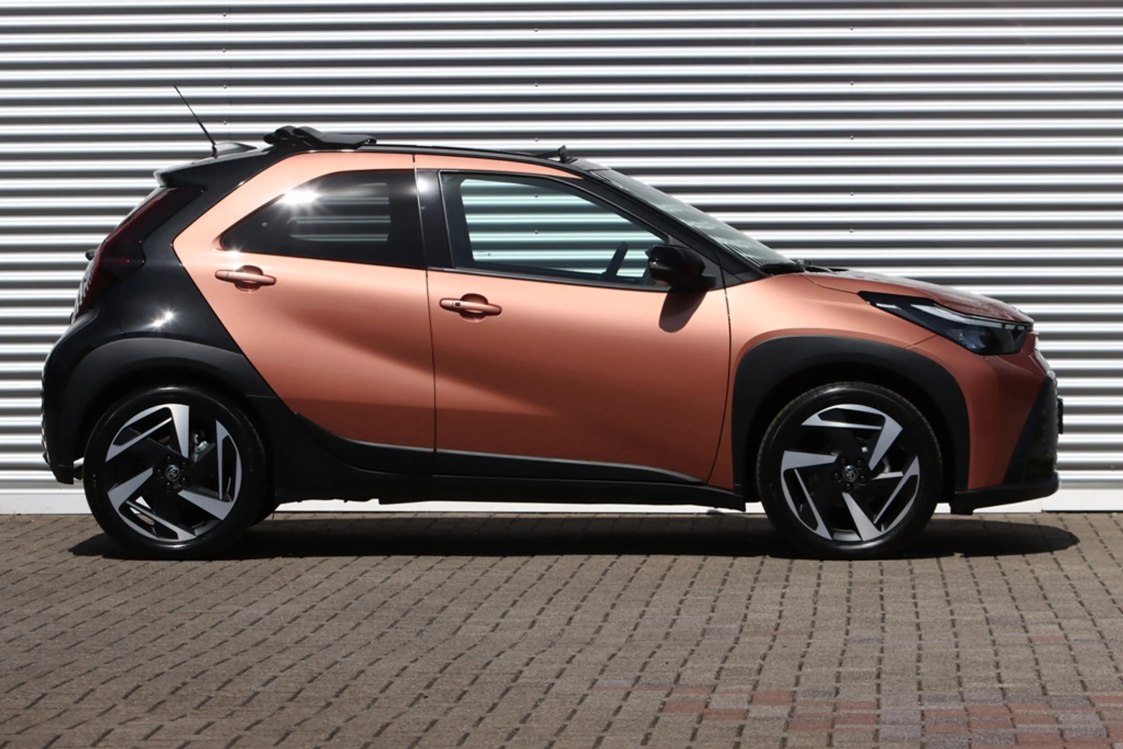 Toyota Aygo X Hybrid 115 Lounge Vouwdak / JBL / Bi-Tone — photo 3