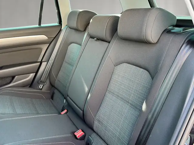 Volkswagen Passat view 11