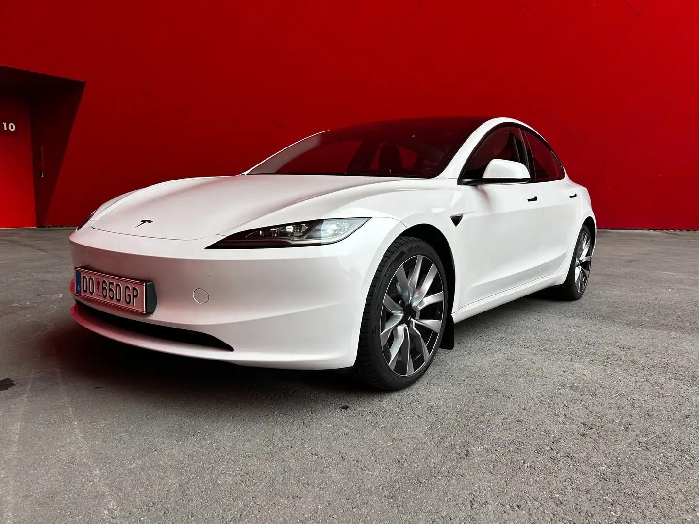 Tesla Model 3 SR 2025 – Neuwertig, Autopilot, Wärmepumpe Weiß - 1