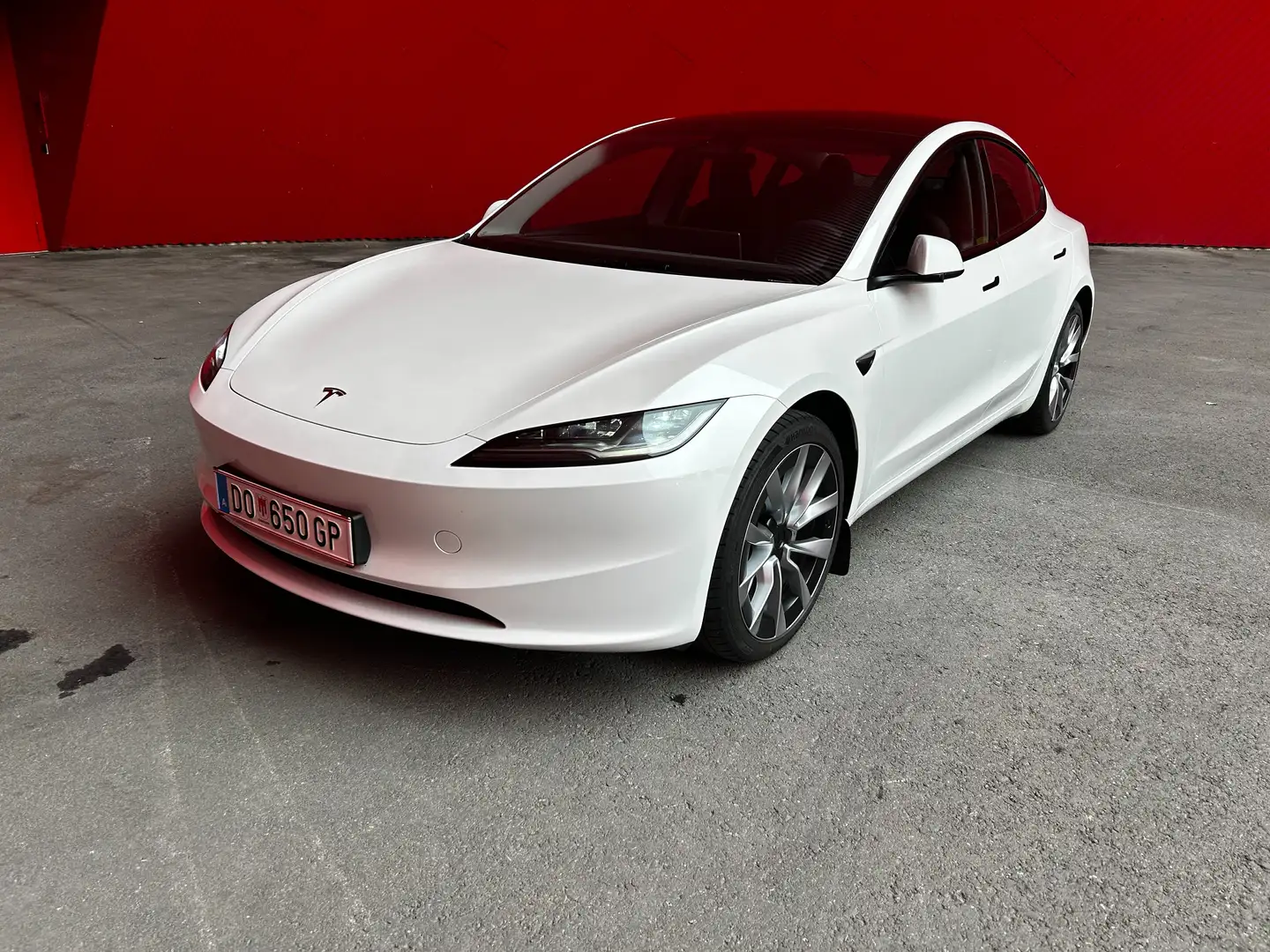 Tesla Model 3 SR 2025 – Neuwertig, Autopilot, Wärmepumpe Weiß - 2