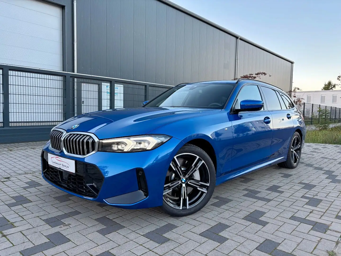 BMW 330 i Touring xDrive M Sport AHK HUD 360 FACELIFT Blau - 1