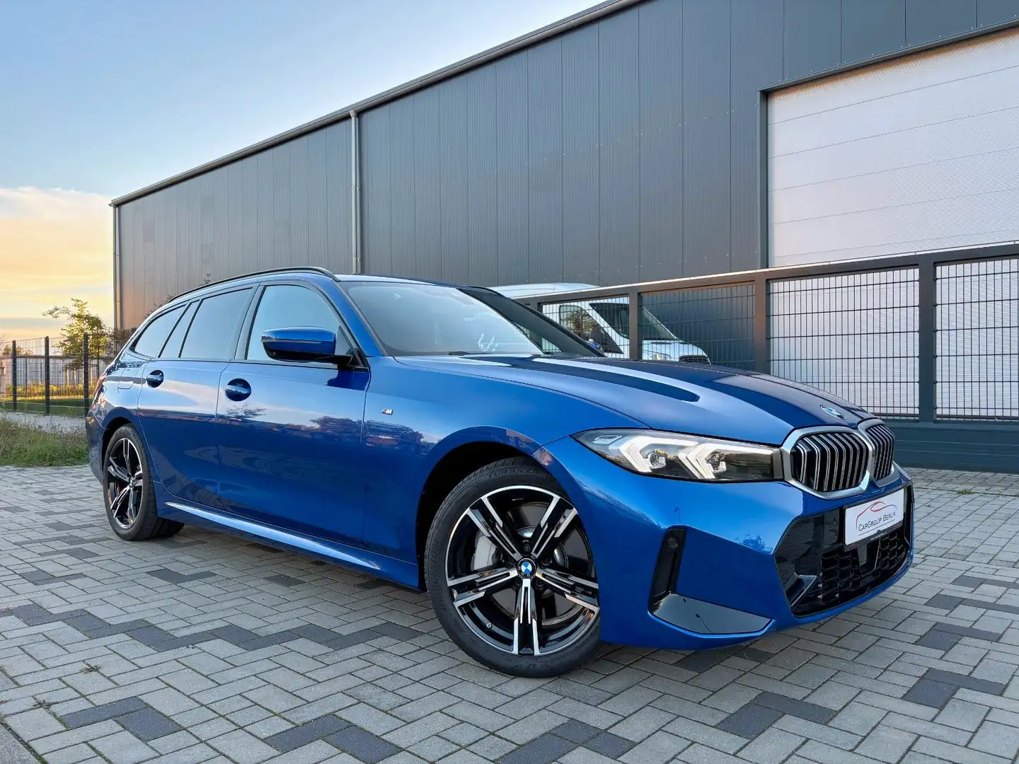 BMW 330 i Touring xDrive M Sport AHK HUD 360 FACELIFT Blau - 2