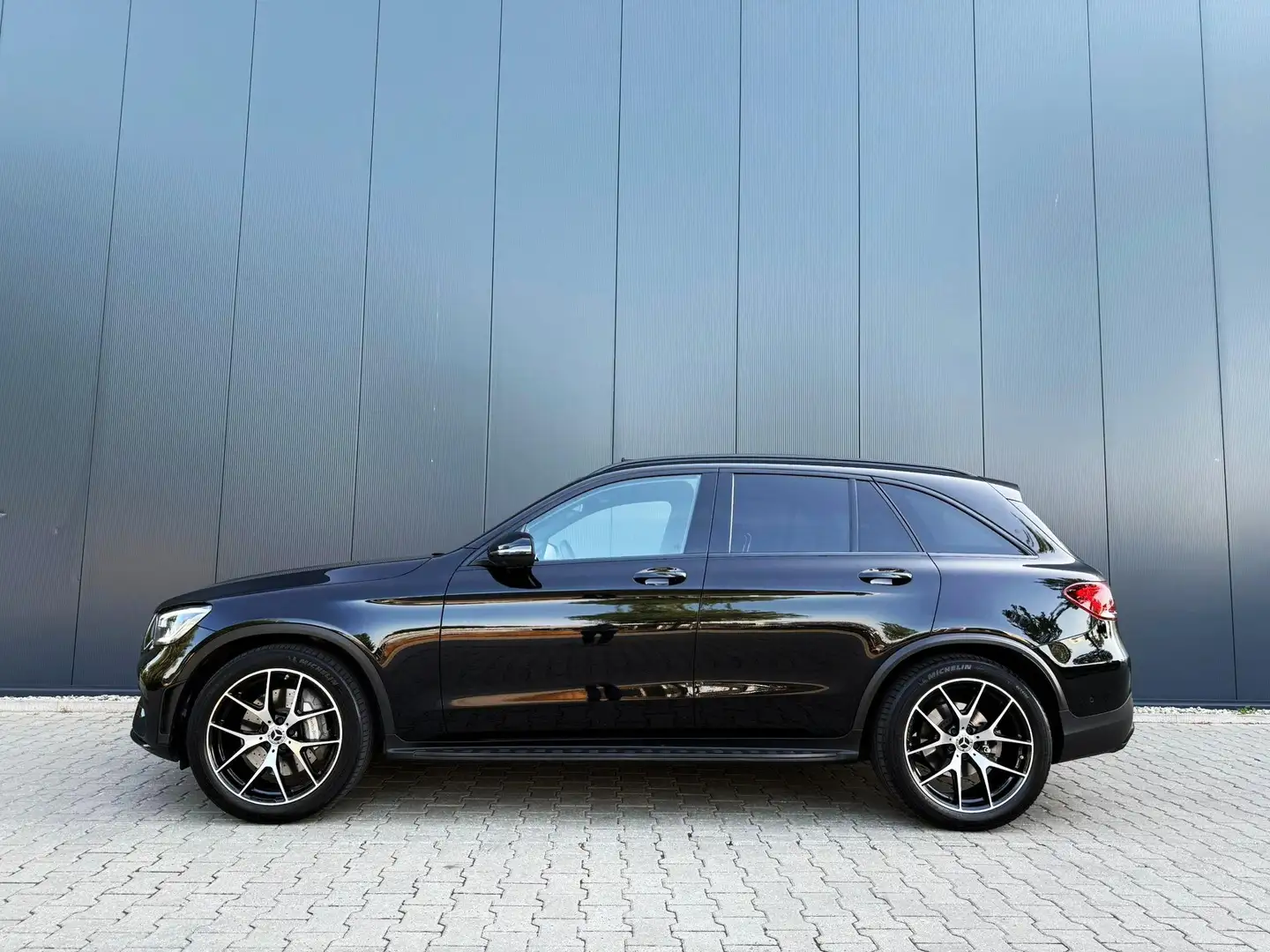 Mercedes-Benz GLC 300 300e 4MATIC AMG / pano / burmester / Designo Black - 2