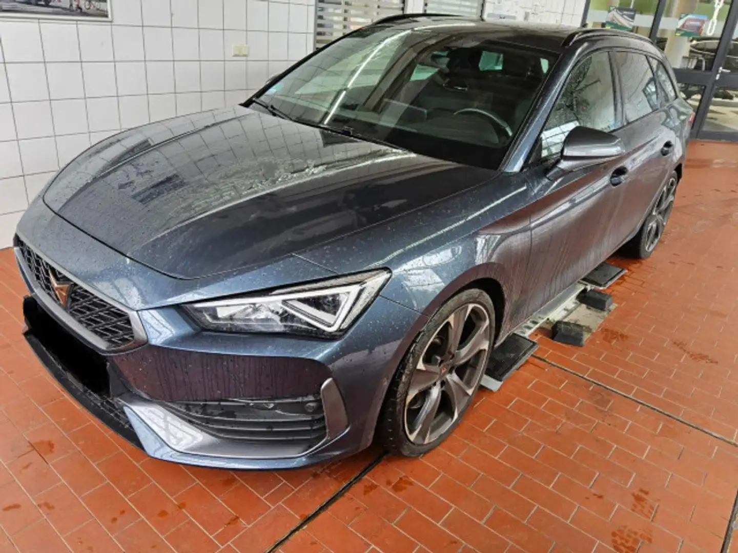 CUPRA Leon Sportstourer VZ 2.0 TSI DSG 4D *AHK*PANO*19 Grau - 2