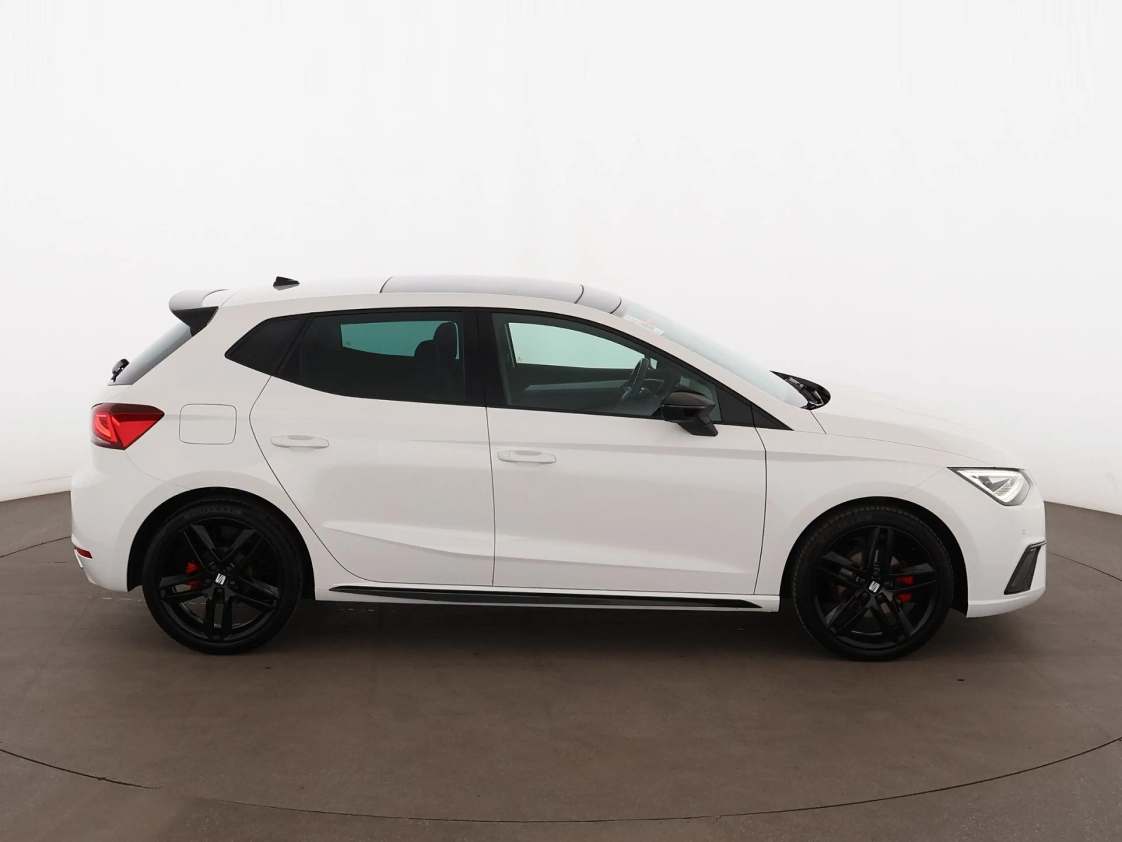 SEAT Ibiza 1.5 TSI FR Pro Black Edition Aut LED SKY — photo 9