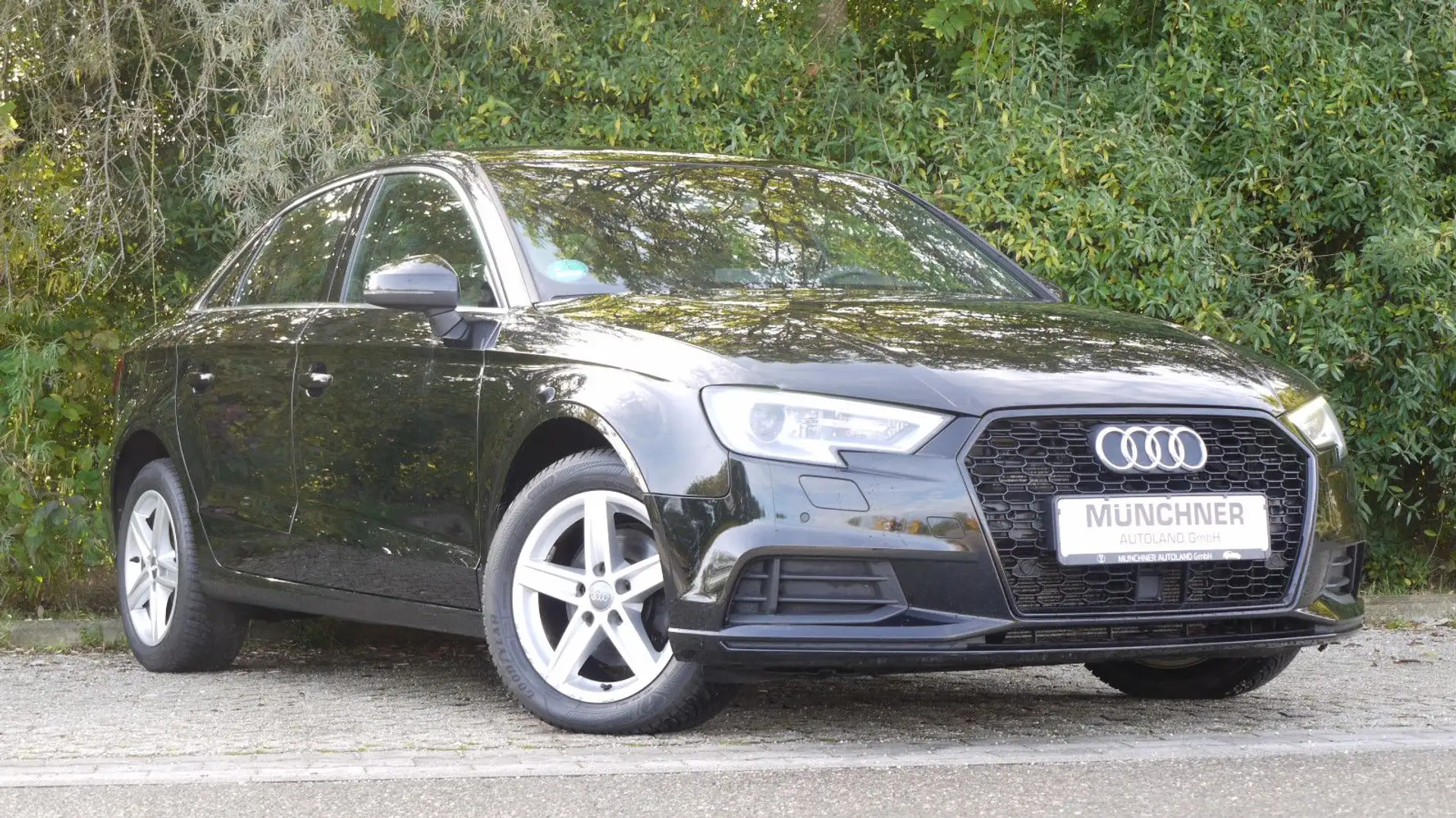 Audi A3 Limousine 30 LED Glanz-Paket Komfort-Paket Schwarz - 1