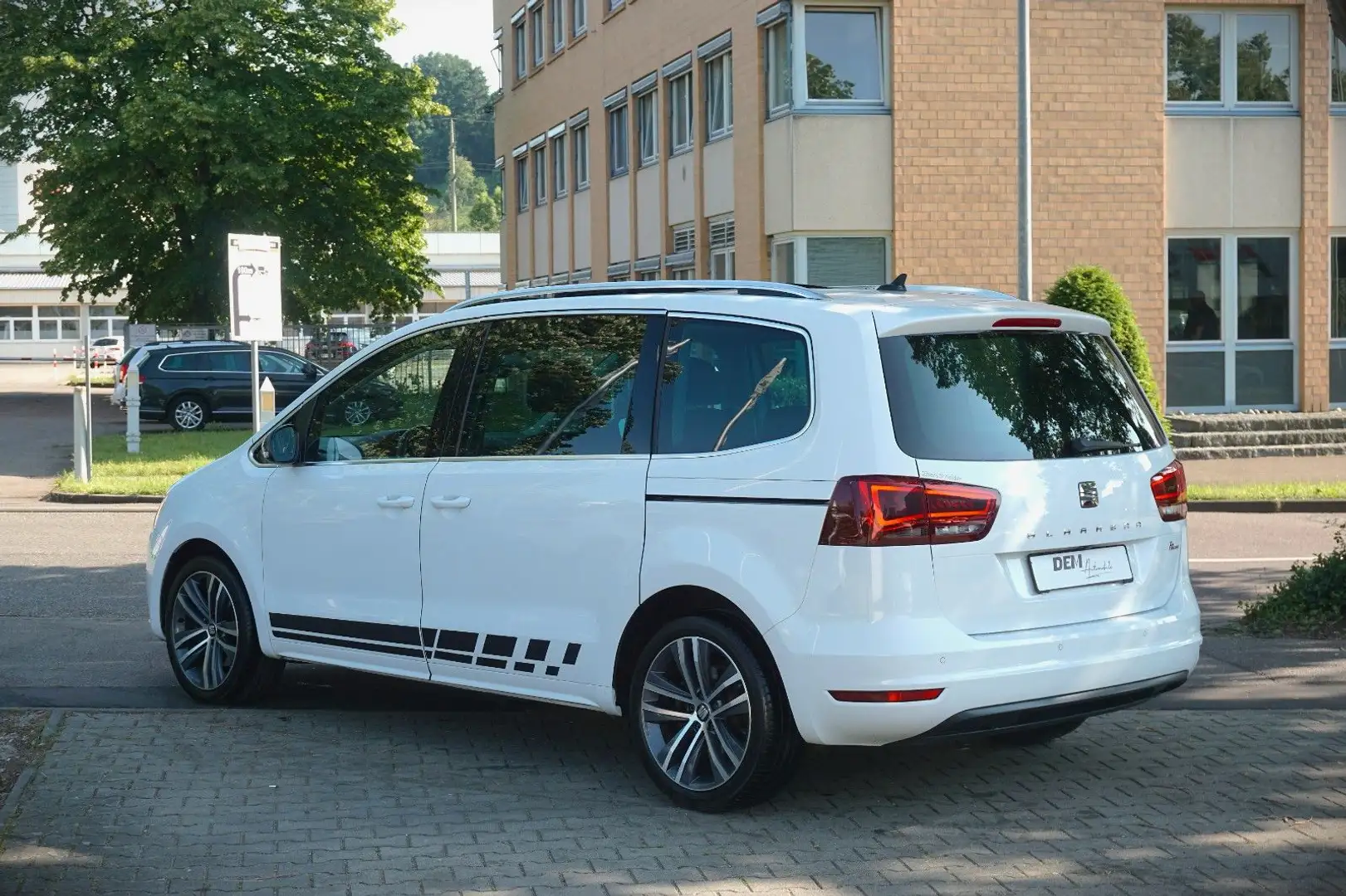 SEAT Alhambra FR-Line / 7 Sitze / R-Kam / AHK / Pano. Bílá - 2